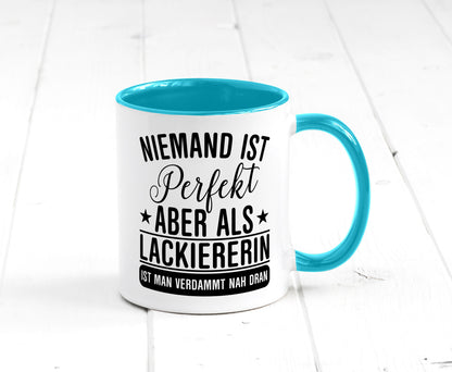 Verdammt nah dran: Lackiererin | lackieren lustiger Spruch Geschenk Humor