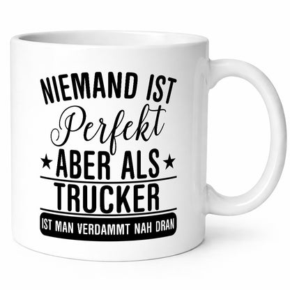Verdammt nah dran: Trucker | LKW Fahrer Beruf Humor Arbeit Kollegen Büro