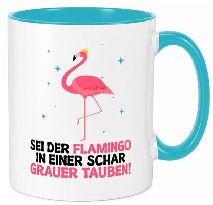 Flamingo in einer Schar Grauer Tauben | lustig Humor Geschenkidee Geschenk Tasse