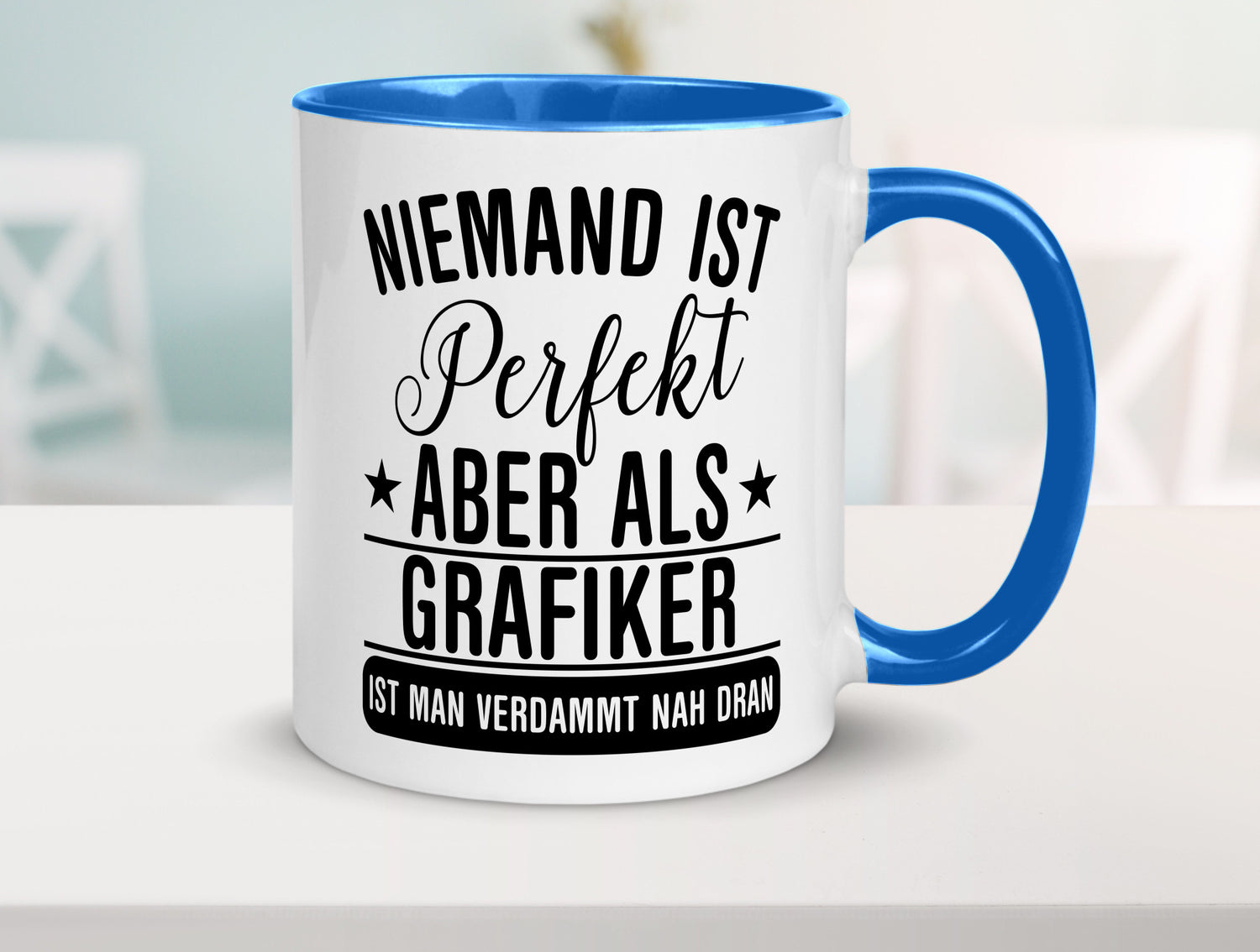 Verdammt nah dran: Grafiker | Grafik Design Humor Geschenkidee Tasse