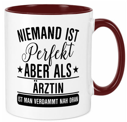 Verdammt nah dran: Ã„rztin | Medizin Doktorin Fachärztin Geschenkidee Humor Tasse