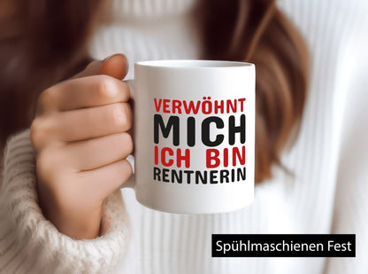 Verwöhnt mich | Rentnerin Tasse Statement Ruhestand lustig Jubiläum Geschenk