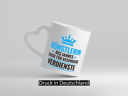 Besonderer Verdienst: Künstlerin| Kunst Humor Geschenkidee Tasse