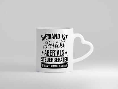 Verdammt nah dran: Steuerberater | Steuern Humor Geschenkidee Tasse