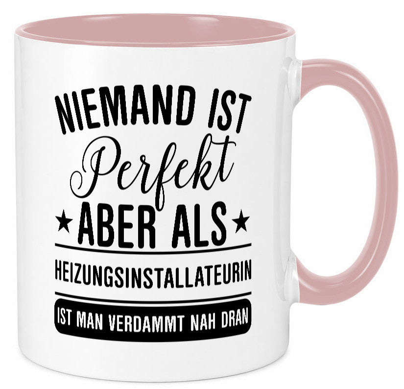Verdammt nah dran: Heizungsinstallateurin | Heizung lustig Humor Geschenkidee Tasse