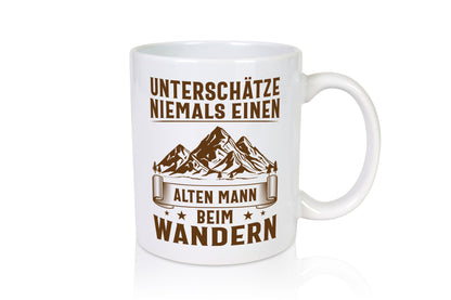 Unterschätze keinen alten Mann beim Wandern | Gebirge Geschenkidee Humor Tasse