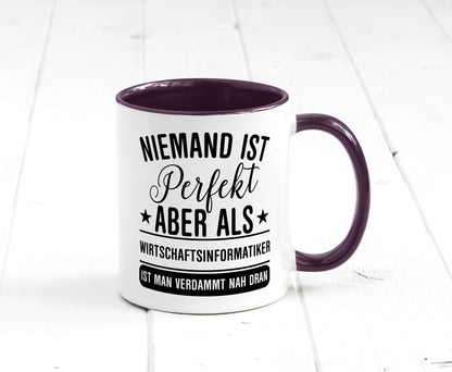 Verdammt nah dran: Wirtschaftsinformatiker | Informatik Humor Geschenkidee Tasse