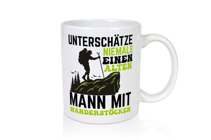 Unterschätze niemals einen alten Mann mit Wanderstöcken Humor Geschenkidee Tasse