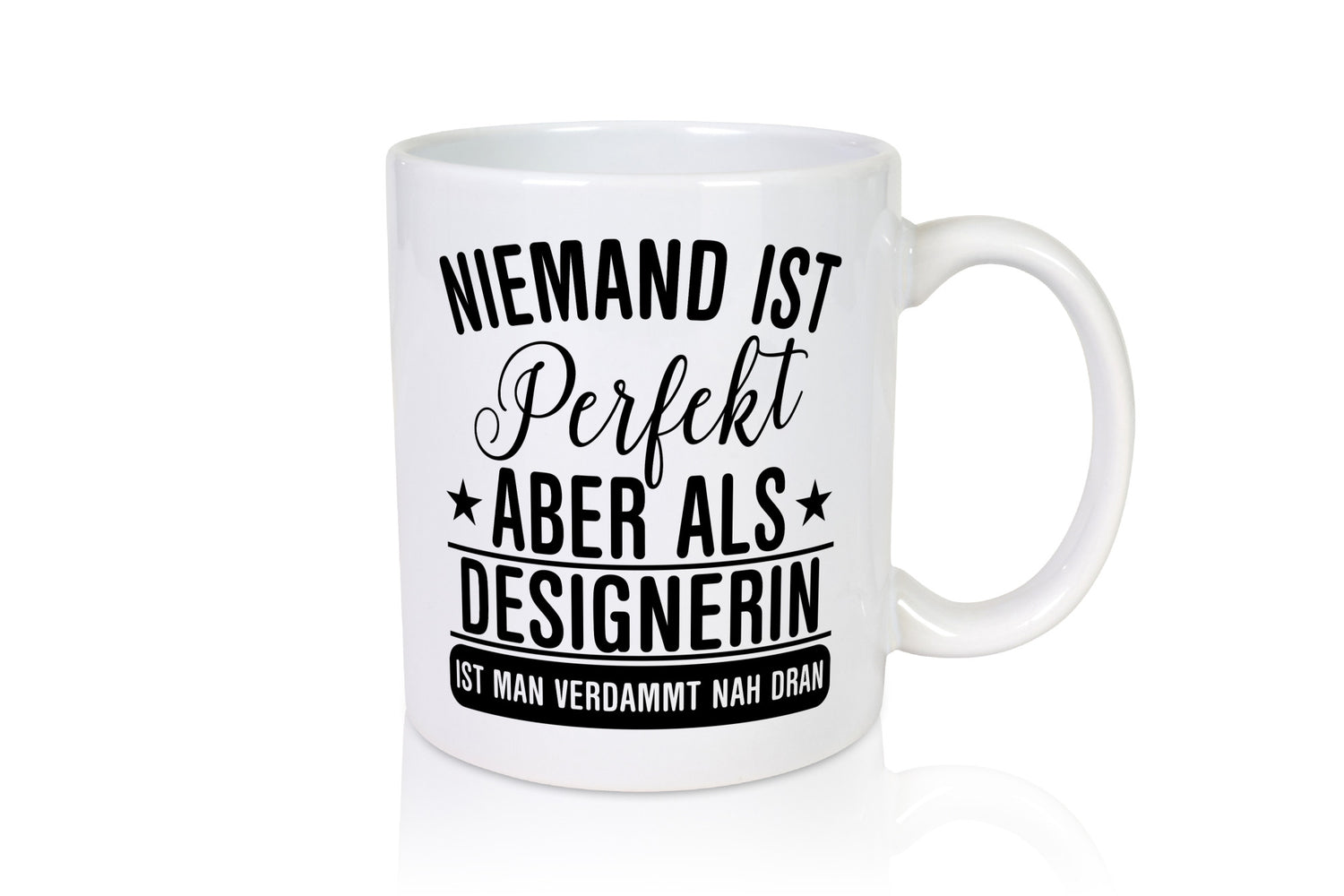 Verdammt nah dran: Designerin | Mode lustig Humor Geschenkidee Geschenk Tasse