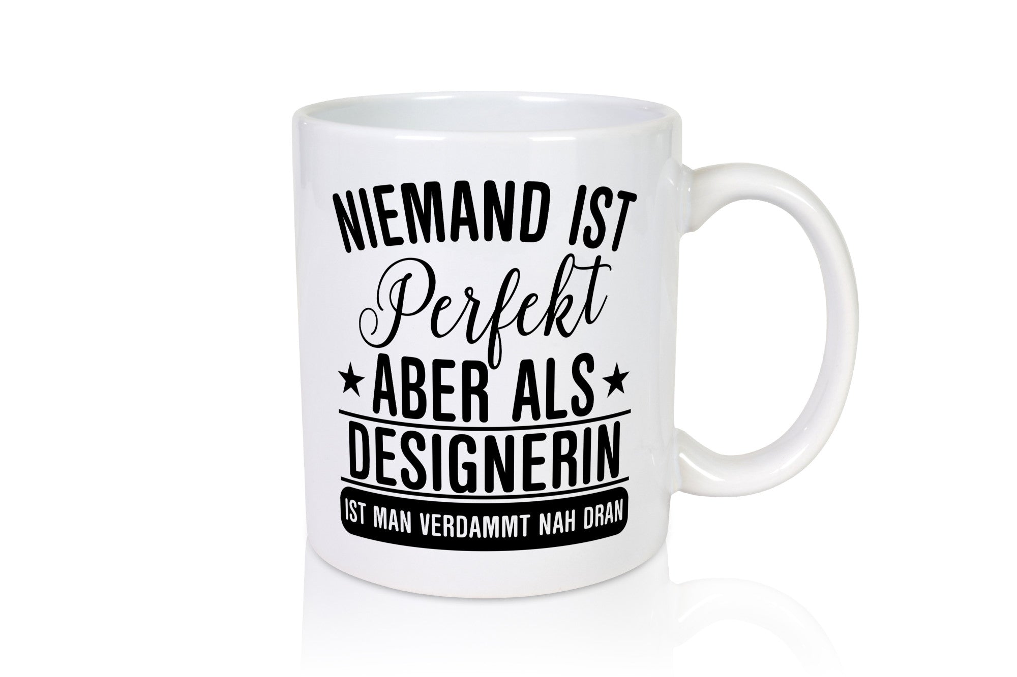 Verdammt nah dran: Designerin | Mode lustig Humor Geschenkidee Geschenk Tasse