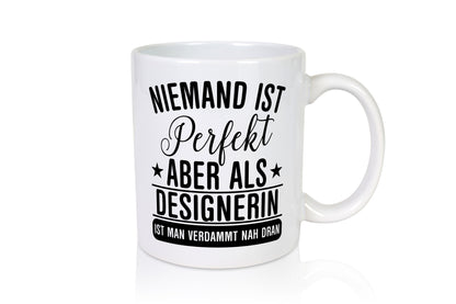 Verdammt nah dran: Designerin | Mode lustig Humor Geschenkidee Geschenk Tasse