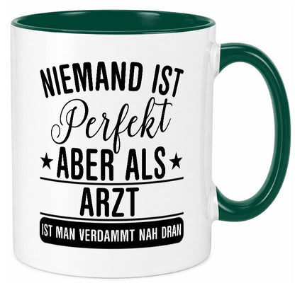 Verdammt nah dran: Arzt | Medizin Doktor Facharzt lustiger Spruch Geschenk Tasse