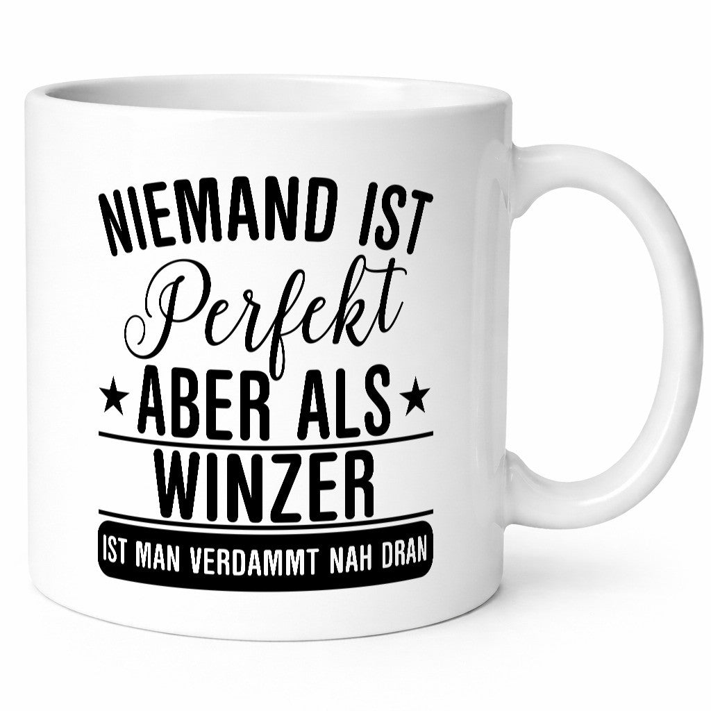 Verdammt nah dran: Winzer | Weinbauer Wein Humor Geschenkidee Tasse