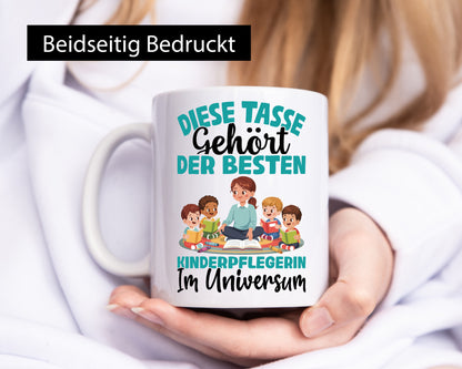 Im Universum: Kinderpflegerin | Kinder Pflegeberuf Geschenkidee Arbeit Kollegen