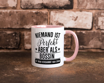 Verdammt nah dran: Bossin | Führungskraft Vorgesetzte Humor Geschenkidee Tasse