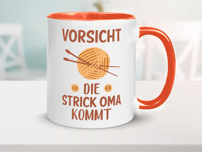 Vorsicht, Strickoma kommt | Wolle Stricknadeln Humor Familie Geschenkidee Tasse