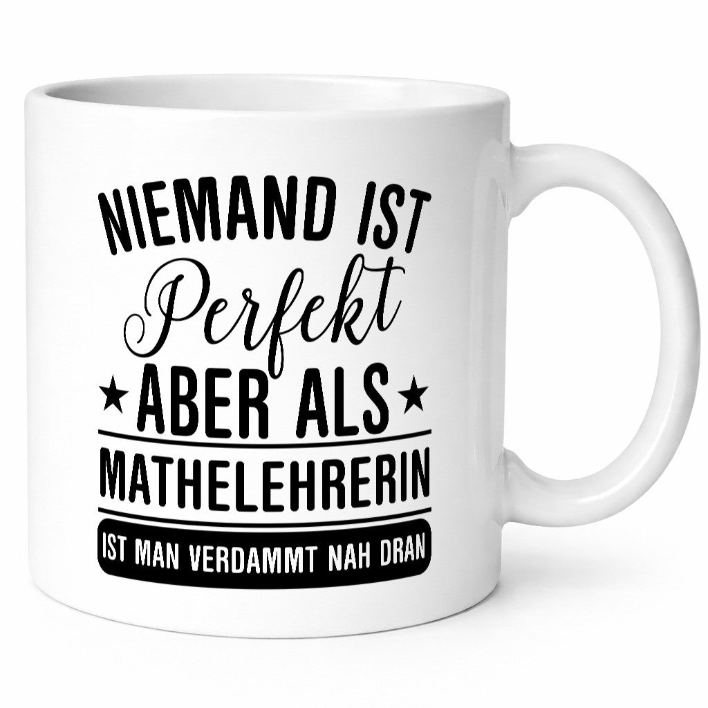 Verdammt nah dran: Mathelehrerin | Lehrer Mathe lustig Humor Geschenkidee Tasse