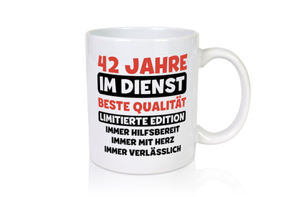 42 Jahre im Dienst | Jubiläum Arbeit v3 lustig Kollegen Büro Geschenk Tasse