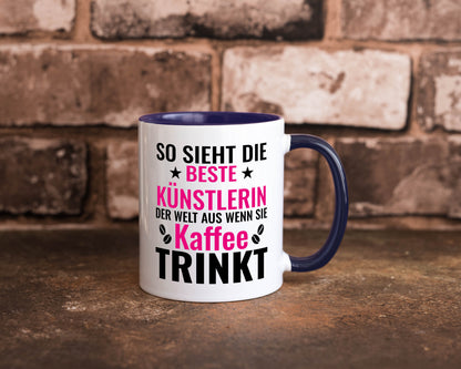 Kaffee trinkt: Künstlerin | Kunst Geschenk Humor Geschenkidee lustiger Spruch