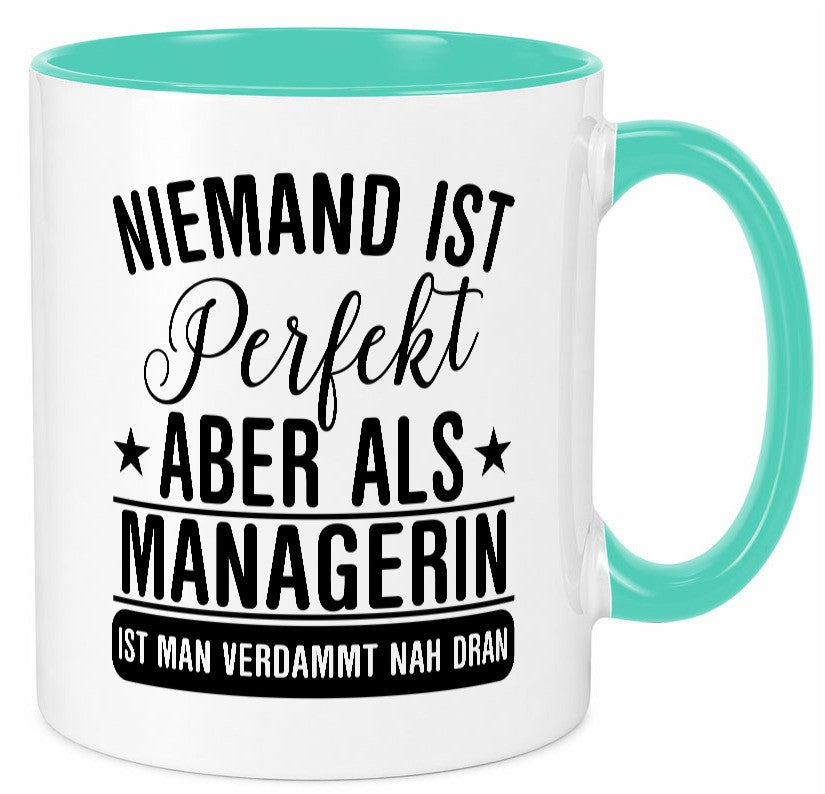 Verdammt nah dran: Managerin | Management Geschenkidee Humor Tasse