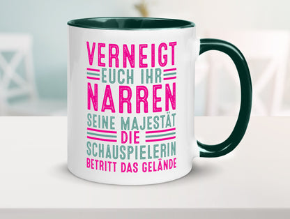 Verneigt euch: Schauspielerin | Theater Humor Geschenkidee Tasse