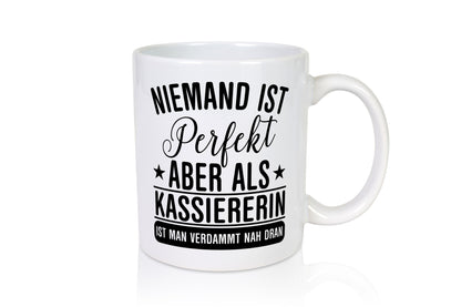 Verdammt nah dran: Kassiererin lustiger Spruch Geschenk Humor Geschenkidee Tasse