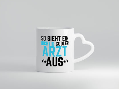 So sieht ein cooler Arzt aus | Selbstbewusst Klinik Geschenkidee Humor Tasse