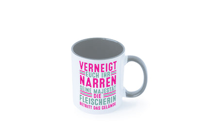 Verneigt euch: Fleischerin | Schlachterei v2 Geschenkidee Humor Tasse