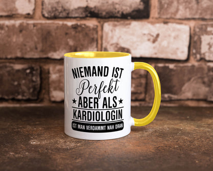 Verdammt nah dran: Kardiologin | Kardiologie Humor Geschenkidee Tasse