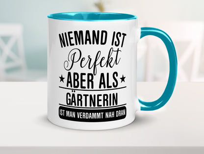 Verdammt nah dran: Gärtnerin | Gartenbau lustig Humor Geschenkidee Geschenk