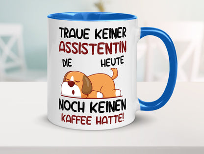 Traue keiner Assistentin | Assistenz Hilfskraft Humor Geschenkidee Tasse