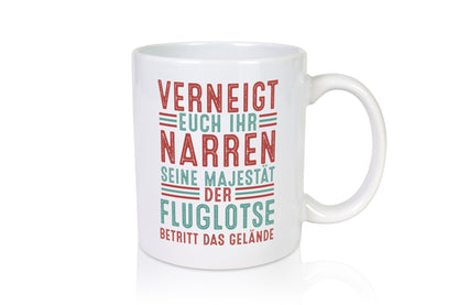 Verneigt euch: Fluglotse | Flugverkehr Flughafen v2 Geschenkidee Humor Tasse