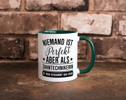 Verdammt nah dran: Zahntechnikerin | Zahnmedizin Humor Geschenkidee Tasse