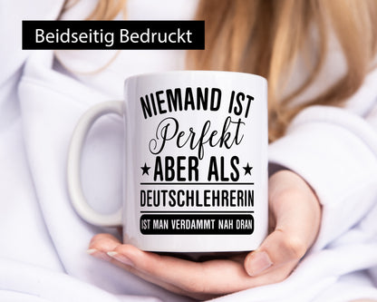 Verdammt nah dran: Deutschlehrerin | Lehrer lustig Humor Geschenkidee Geschenk