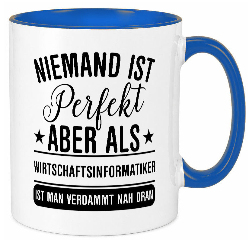 Verdammt nah dran: Wirtschaftsinformatiker | Informatik Humor Geschenkidee Tasse