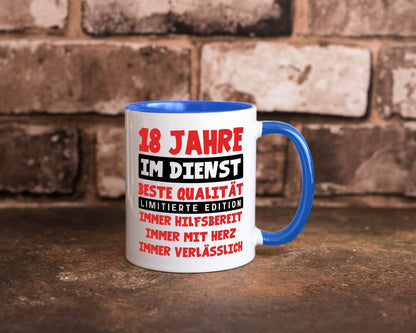 18 Jahre im Dienst | Jubiläum Arbeit v9 Geschenkidee Kollegen Büro Humor Tasse