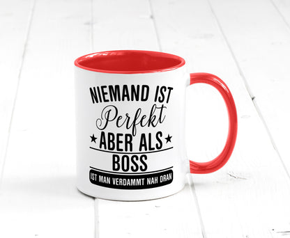Verdammt nah dran: Boss | Führungskraft Vorgesetzter Humor Geschenkidee Tasse