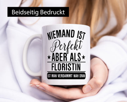 Verdammt nah dran: Floristin | Blumen Verkäuferin Geschenk Humor Geschenkidee