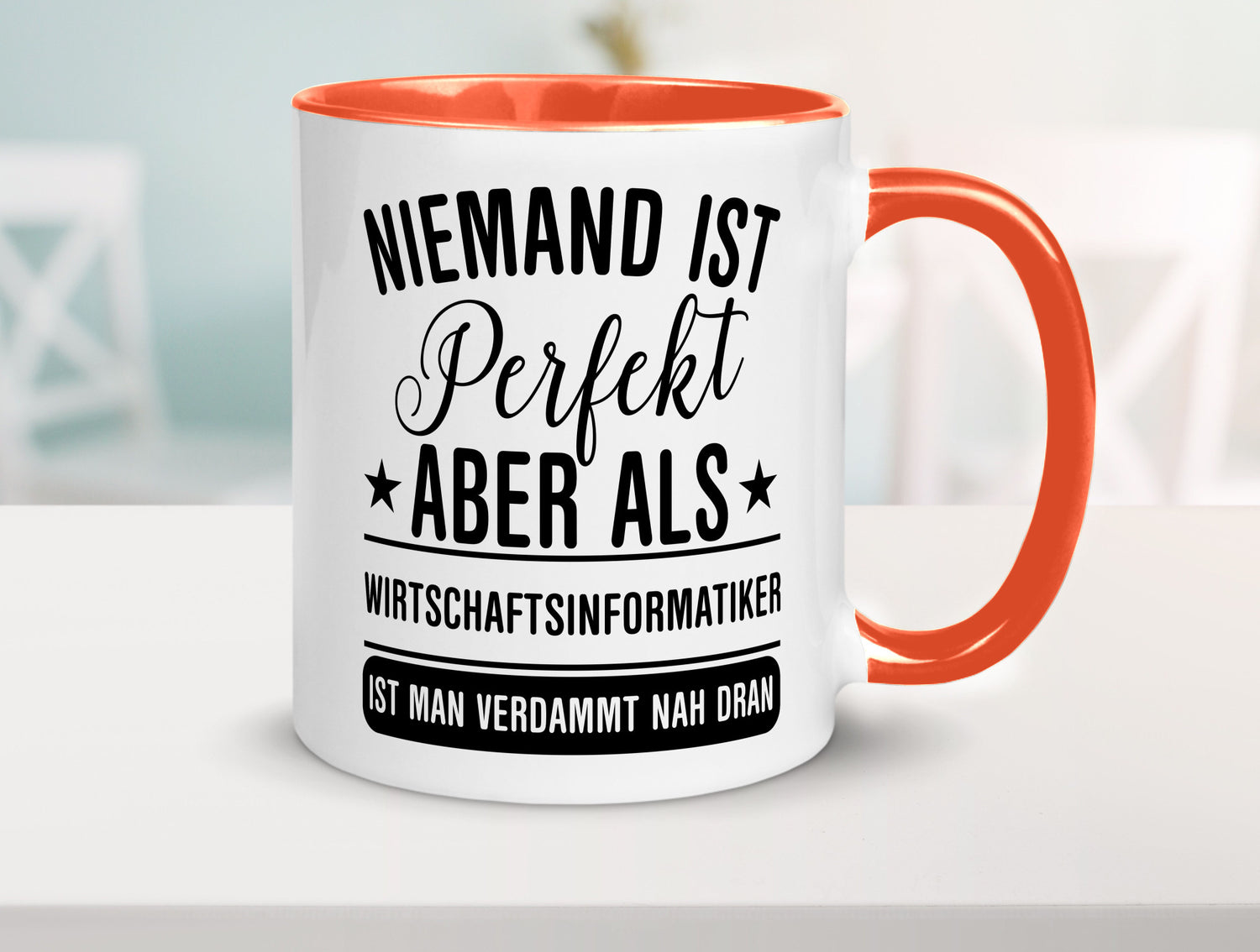 Verdammt nah dran: Wirtschaftsinformatiker | Informatik Humor Geschenkidee Tasse