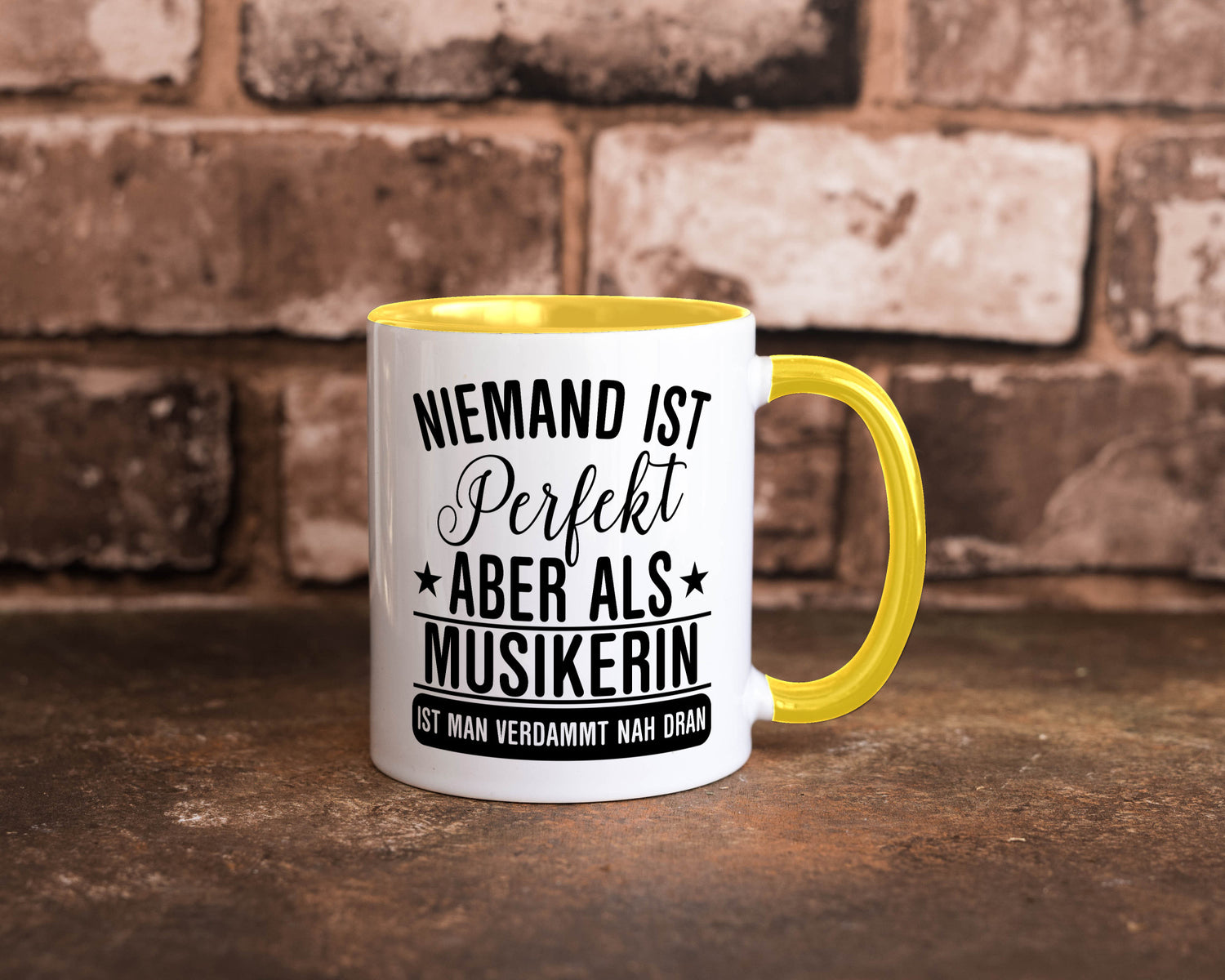 Verdammt nah dran: Musikerin | Musik Musikantin Geschenkidee Humor Tasse