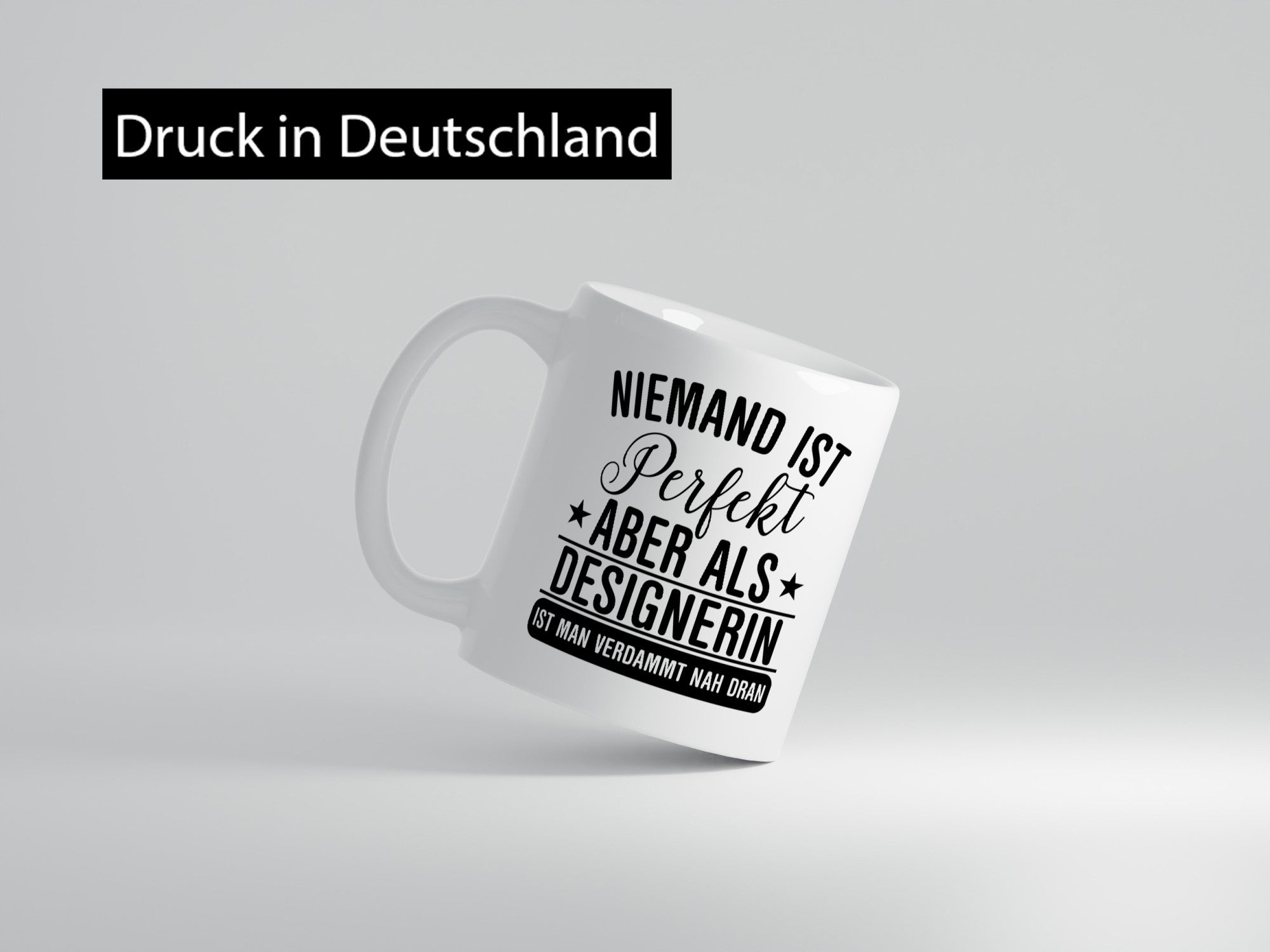 Verdammt nah dran: Designerin | Mode lustig Humor Geschenkidee Geschenk Tasse