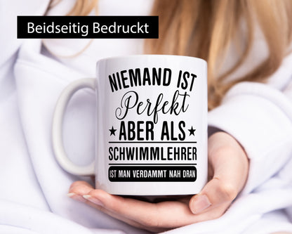 Verdammt nah dran: Schwimmlehrer | Lehrer schwimmen lustig Humor Geschenkidee
