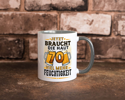 70 braucht die haut mehr Feuchtigkeit | 70. Geburtstag Humor Geschenkidee Tasse