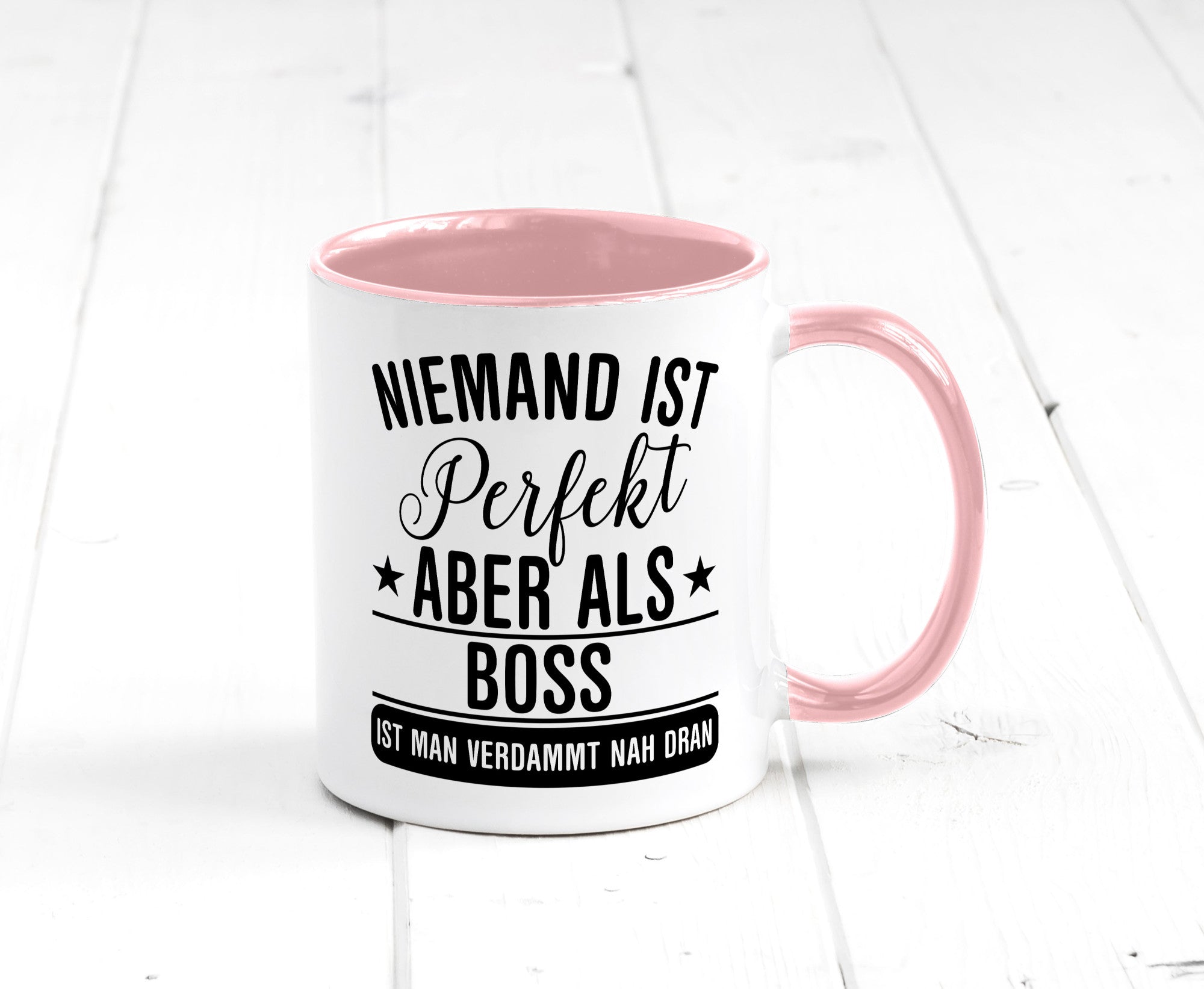 Verdammt nah dran: Boss | Führungskraft Vorgesetzter Humor Geschenkidee Tasse