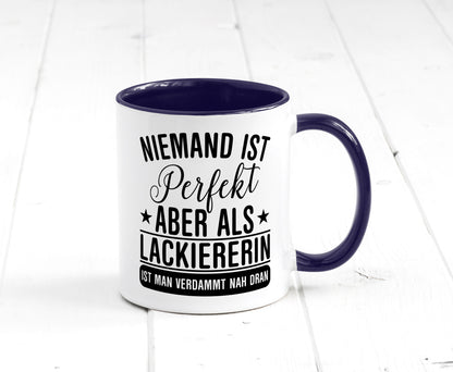 Verdammt nah dran: Lackiererin | lackieren lustiger Spruch Geschenk Humor