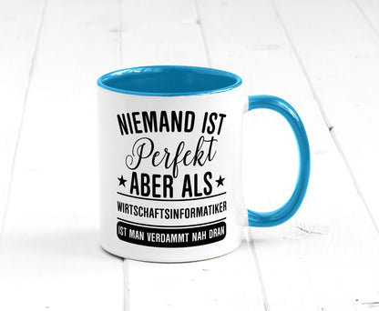 Verdammt nah dran: Wirtschaftsinformatiker | Informatik Humor Geschenkidee Tasse