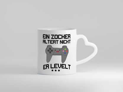 Ein Zocker altert nicht, er levelt Humor Geschenkidee Tasse