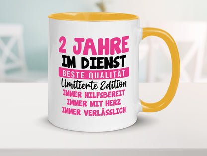2 Jahre im Dienst | Jubiläum Arbeit v10 lustig Kollegen Büro Geschenk Tasse