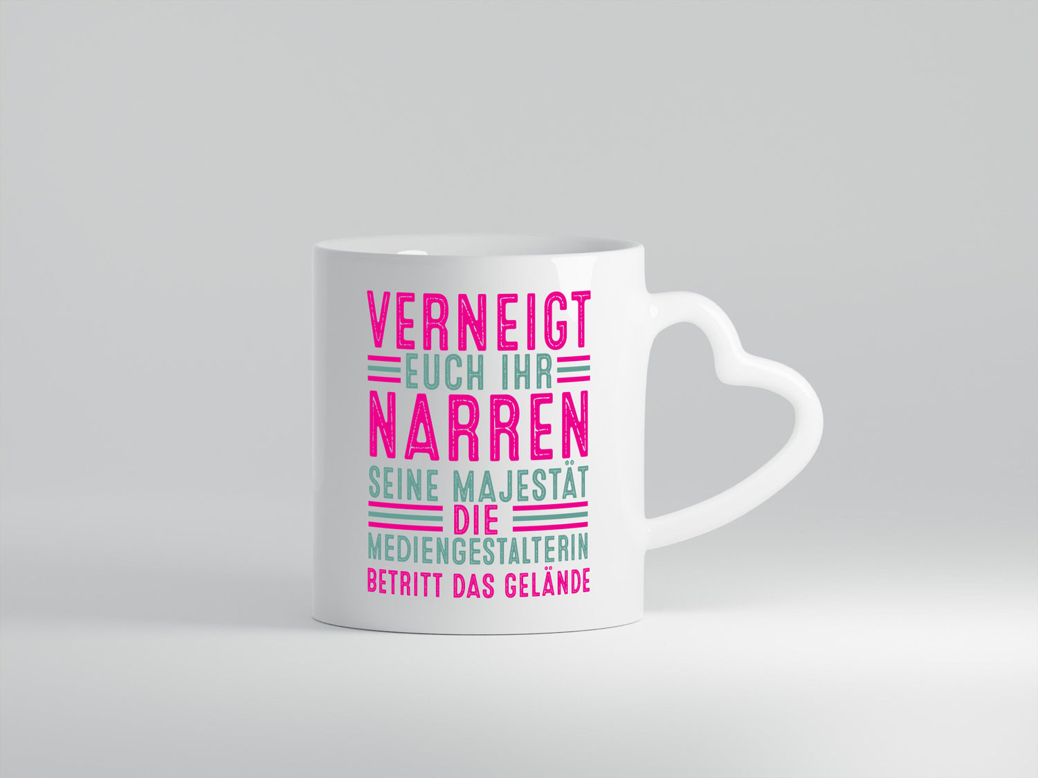 Verneigt euch: Mediengestalterin | Medien Geschenkidee Humor Tasse