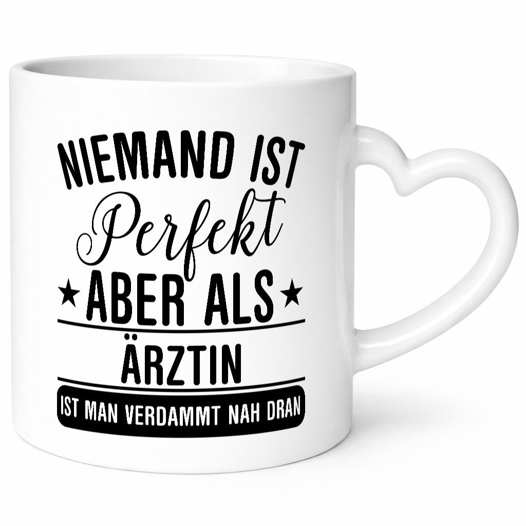 Verdammt nah dran: Ärztin | Medizin Doktorin Fachärztin Geschenkidee Humor Tasse